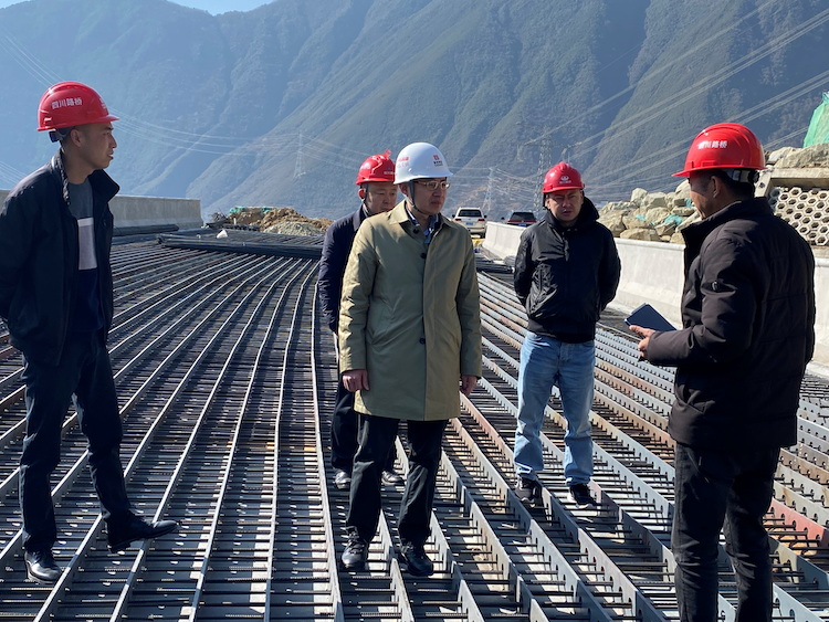 1678803481689587.png 藏高公司党委委员、副总经理,雅康、泸石公司党委书记、董事长袁飞云带队检查泸石高速项目“两会”期间安全生产及森林草原防灭火工作.png